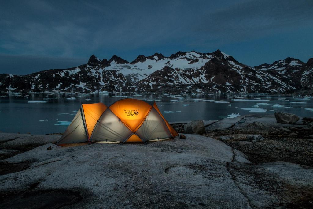 Ein beleuchtetes Zelt bei Kulusuk in Ostgrönland