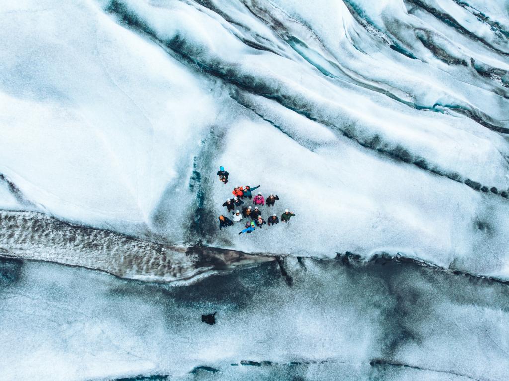 Erkundung des uralten Gletschereises während einer Gletscherwanderung in Südgrönland