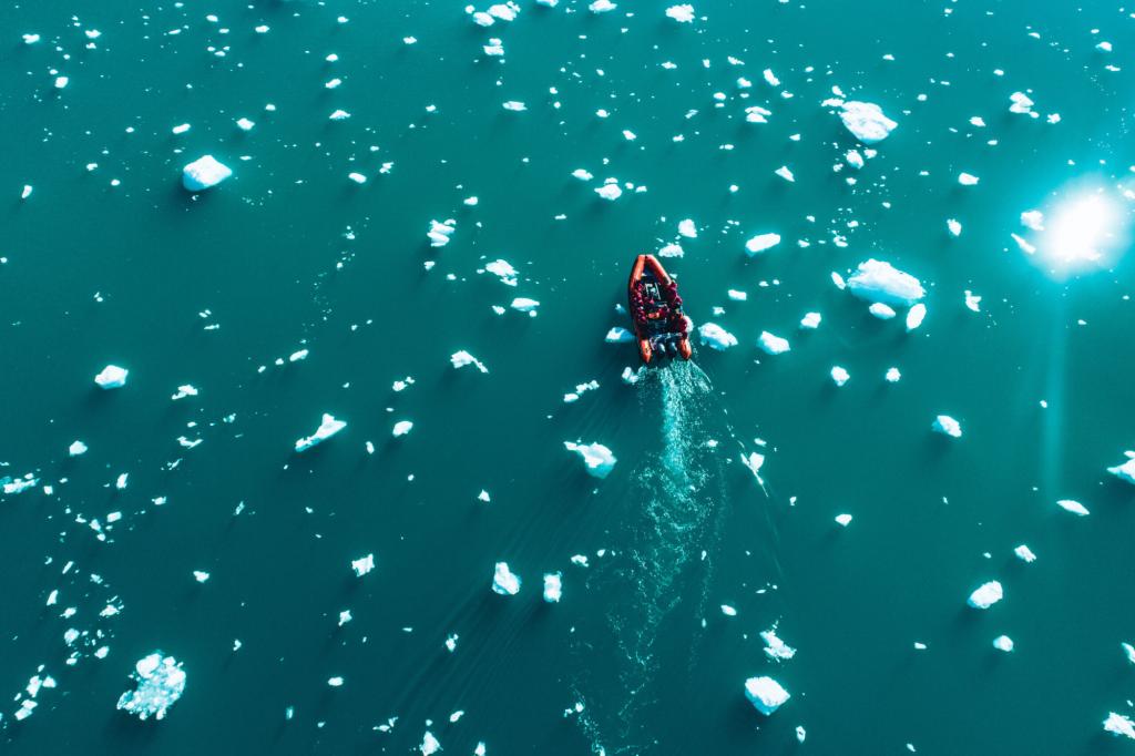 Ein Schnellboot navigiert durch die Eisberge in Südgrönland
