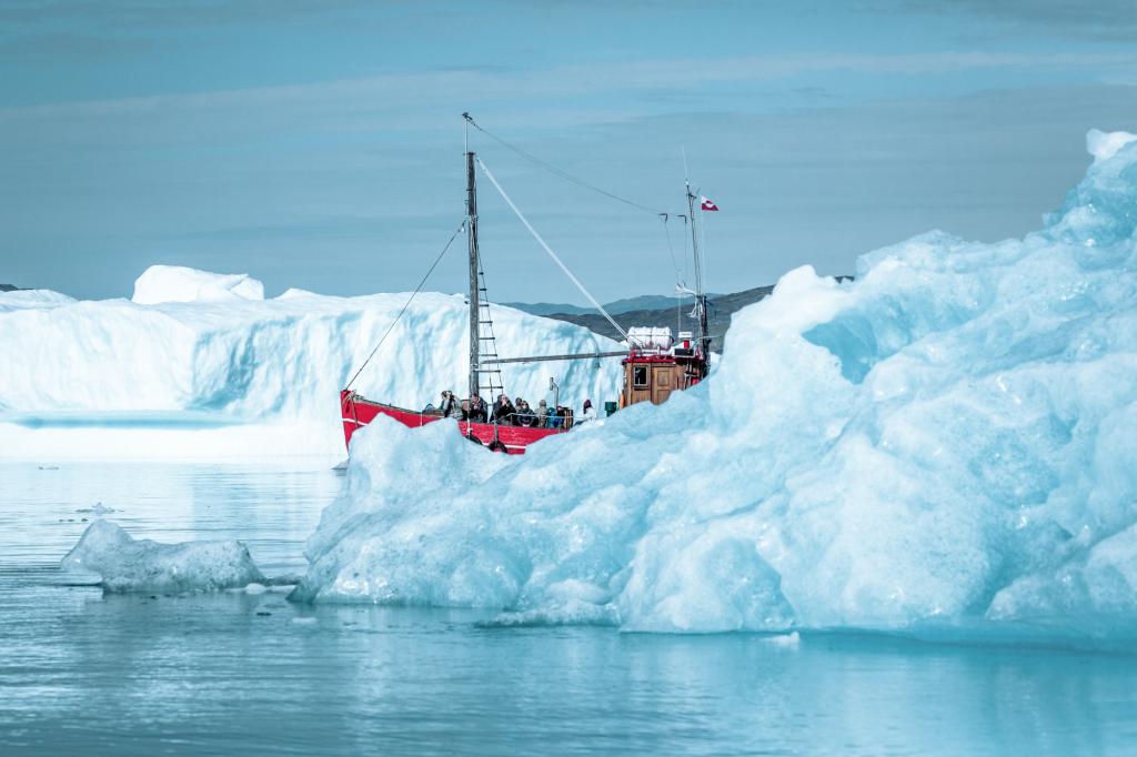 Ein Boot mit Touristen am Qooroq Eisfjord in Narsarsuaq