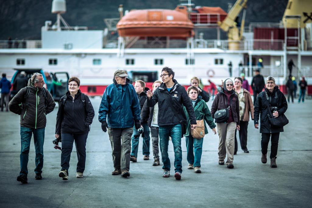 Ein Reiseleiter mit Gästen der Sarfaq Ittuk in Sisimiut in Grönland