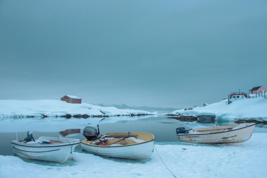 Boote in der Nähe der abgelegenen Siedlung Tiniteqilaaq