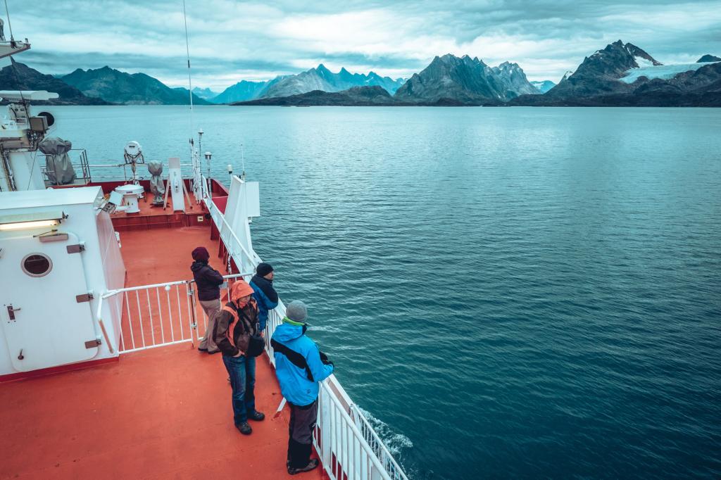 Passagiere an Deck der Sarfaq Ittuk genießen die Landschaft bei Maniitsoq in Grönland