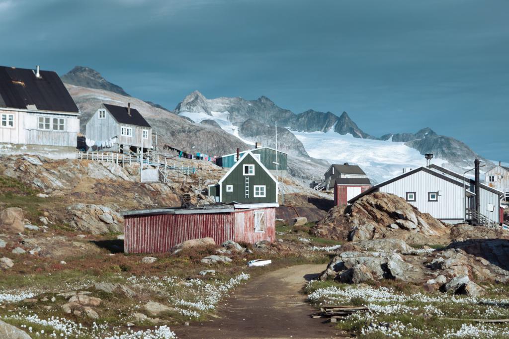 Die schöne Siedlung Tiniteqilaaq in Ostgrönland