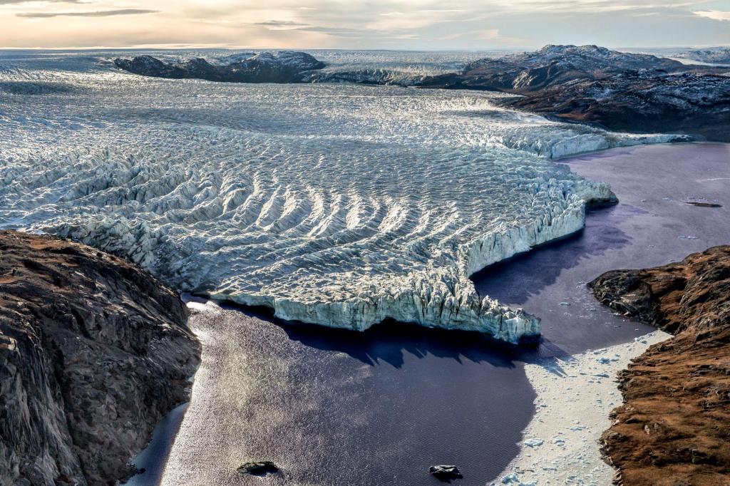 Blick aus der Luft auf den Eisbergsee Iluliartooq und das Inlandeis