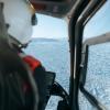 Hubschrauberpilot fliegt über den UNESCO Ilulissat Eisfjord