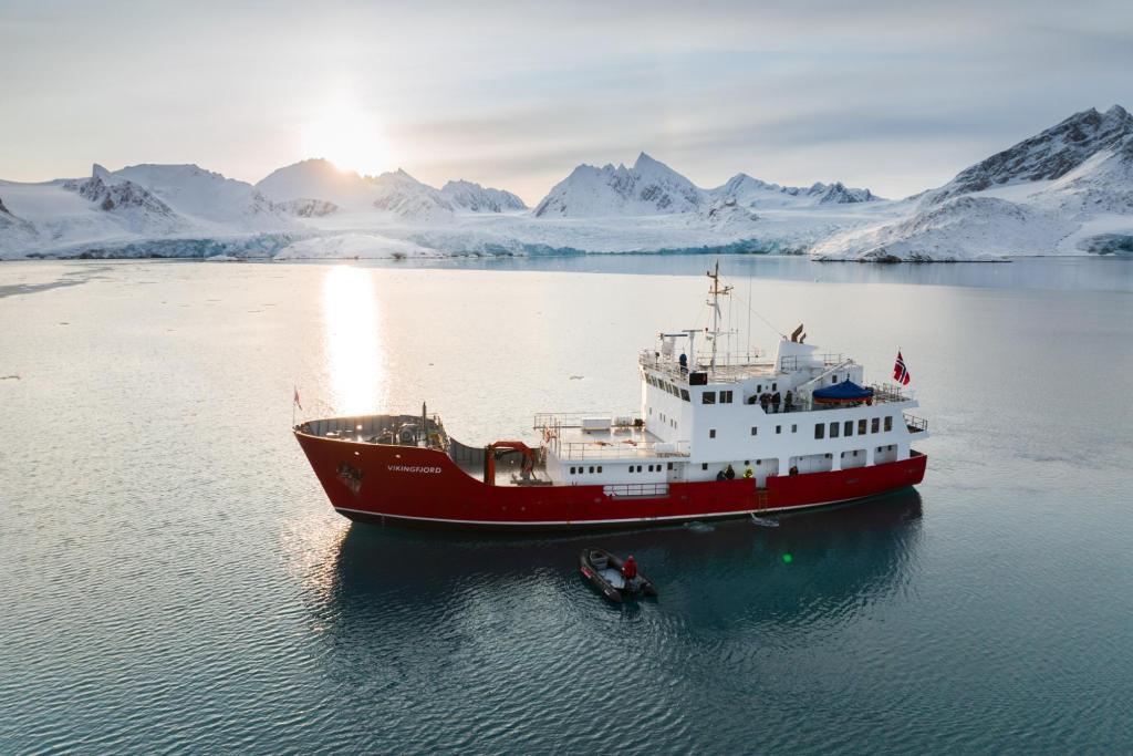 MV Vikingfjord in arktischen Gewässern