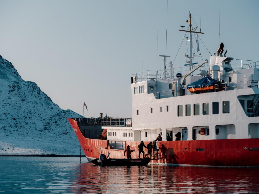 Gäste gehen mit dem Zodiac an Bord der MV Vikingfjord