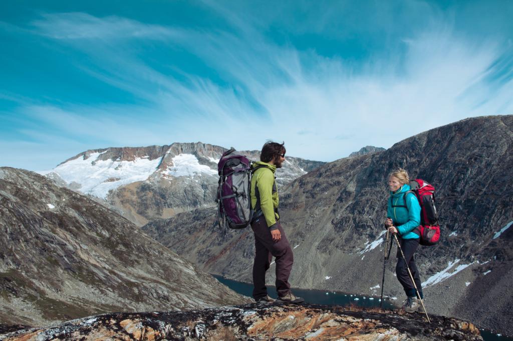 Wandern in den Bergen bei Tiniteqilaaq in Ostgrönland