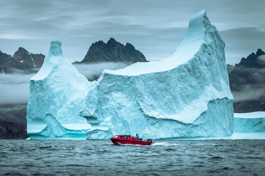 Großer Eisberg in der Nähe von Tasiilaq in Ostgrönland