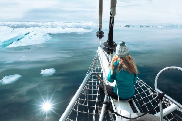 Auf einem Segelboot nicht weit entfernt von Ilulissat