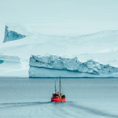 Ausflugsboot in der Diskobucht hin zu den Eisbergen