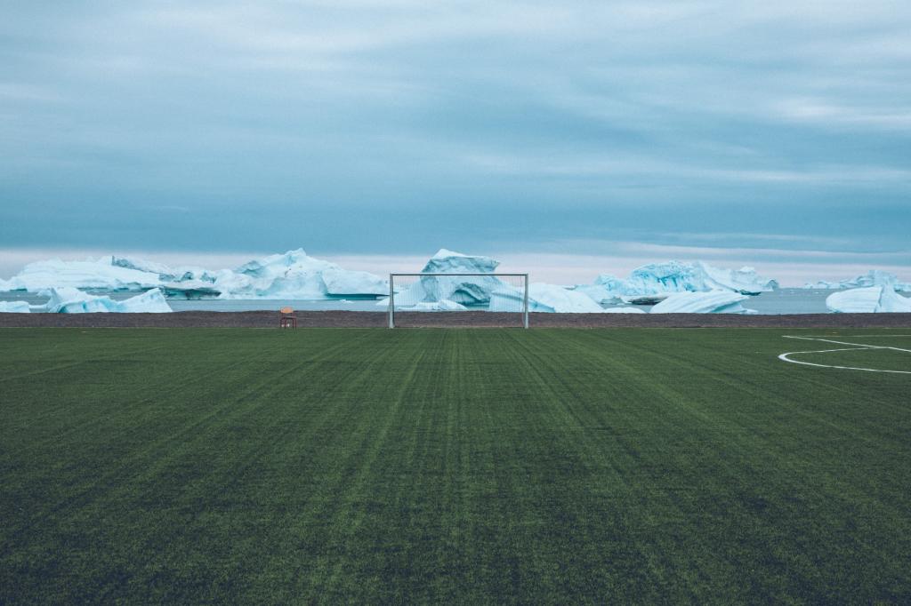 Der Fußbaldplatz in Qeqertarsuaq  - sicher einer der unwirklichsten Fußballplätze der Welt