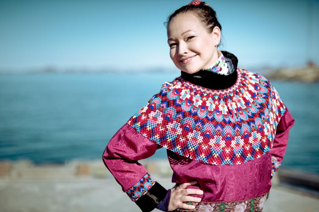 Eine Grönländerin aus Nuuk in Grönland im Nationalkostüm getragen am Nationalfeiertag am 21. Juni
