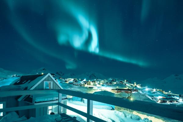 Nordlichter über Tasiilaq in Ostgrönland