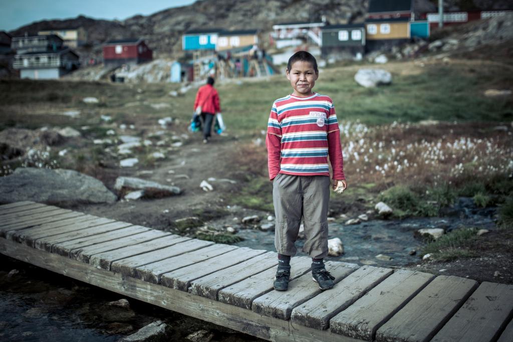 Ein Junge in Kuummiut in Ostgrönland