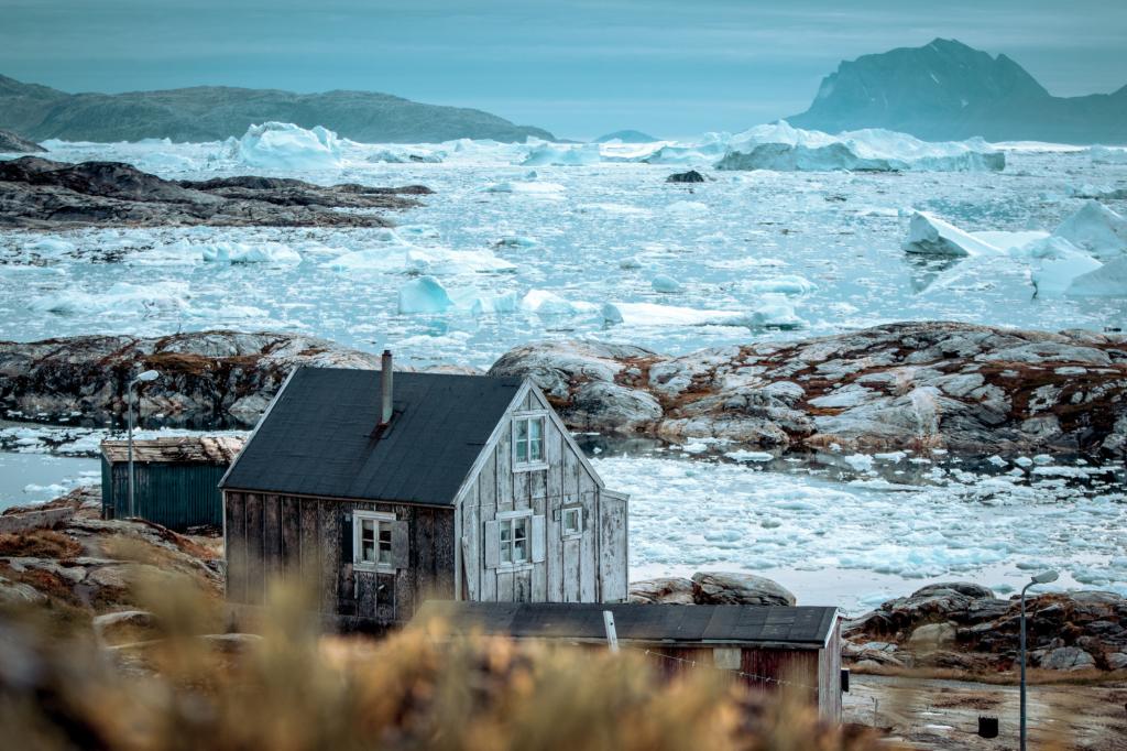 Ein Haus in Tiniteqilaaq mit Blick über den Sermilik Eisfjord