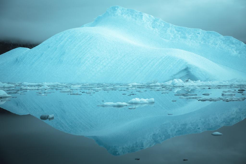 Wunderschöne Spiegelung der Eisformation in Ostgrönland