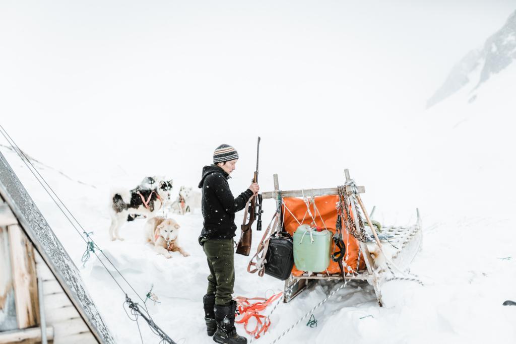 Ein einheimscher Hundeschlittenführer von Ittoqqortoormiit überprüft seine Ausrüstung