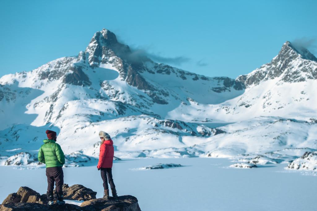 Eisige Fjorde und schneebedeckte Gipfel